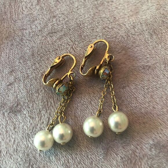 Vintage faux pear drop earrings with aurora borealis crystal at top - Picture 2 of 3